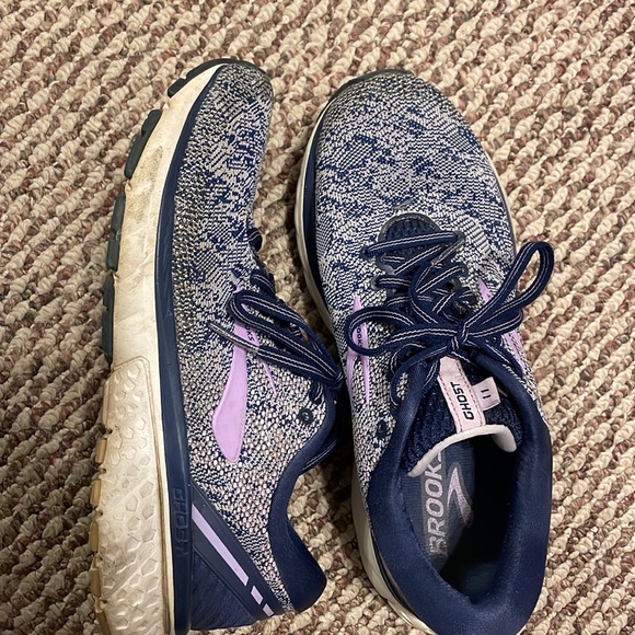 WOMENS SNEAKERS- Brooks running/athletic shoes - Picture 2 of 3